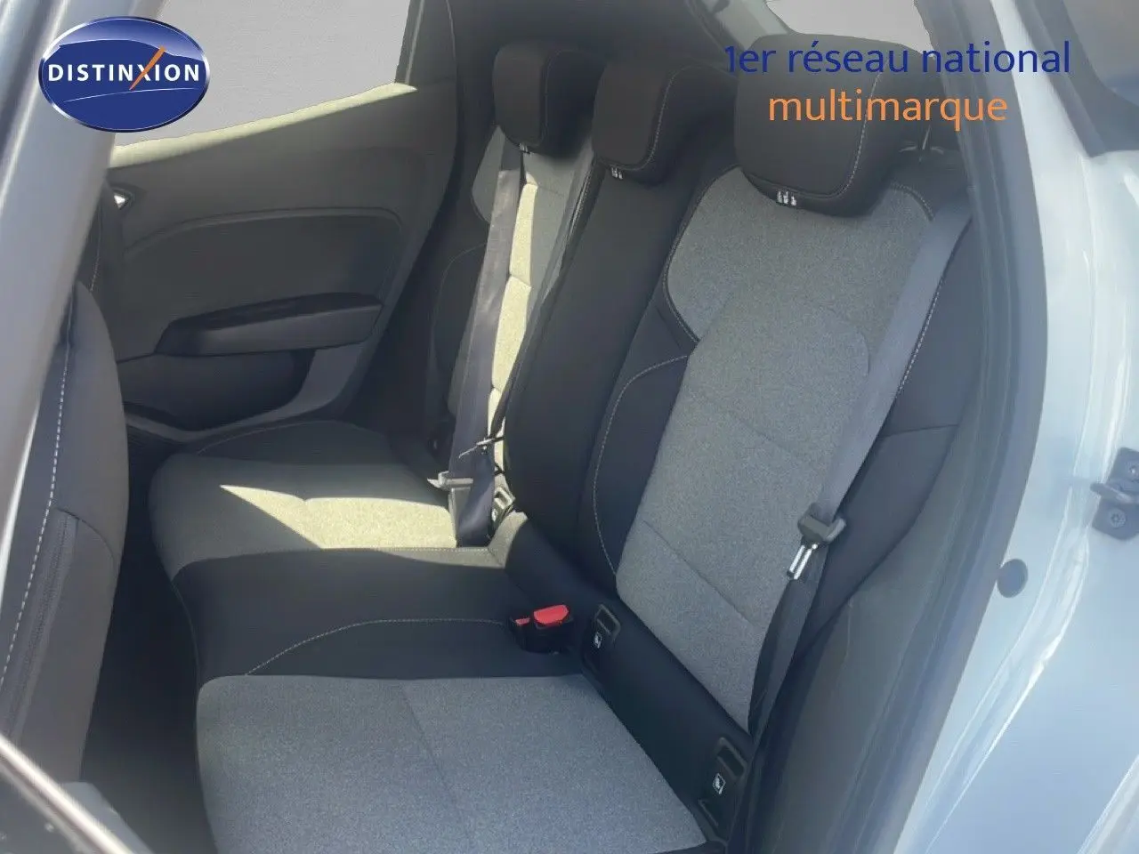 Vue intérieure côté droit sur les sièges arrière en tissu gris et noir d'une Renault Clio blanche 2025.