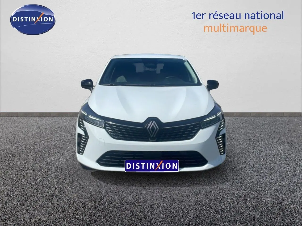 Vue frontale d'une Renault Clio blanche 2025 avec calandre noire et phares LED distinctifs.