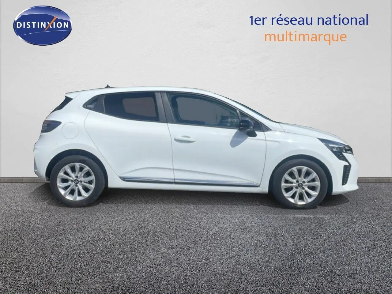 Profil droit d'une Renault Clio blanche 2025 avec jantes alliage et feux avant LED visibles.