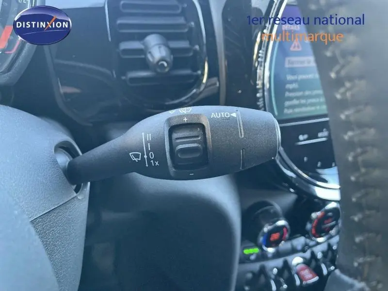 Gros plan sur la commande d'essuie-glace à gauche du volant dans l'habitacle noir du MINI Cabriolet Midnight Black II 2023.