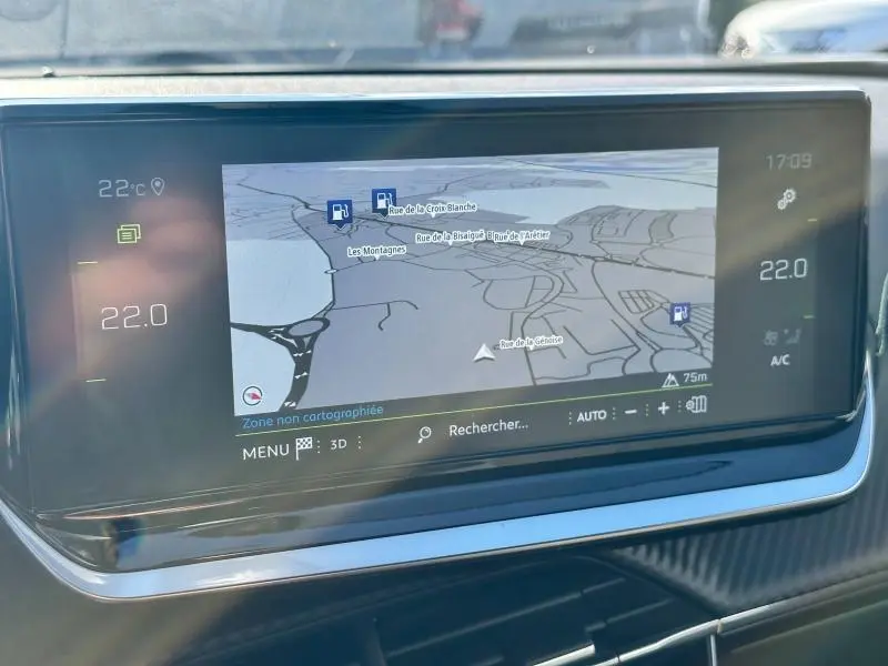 Écran tactile central du tableau de bord du Peugeot 2008 1.2 PureTech 130ch GT affichant la navigation.