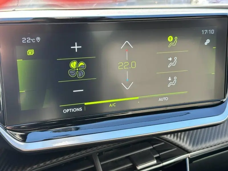 Écran tactile du système de climatisation affichant 22°C dans le Peugeot 2008 GT gris Artense, vue intérieure rapprochée.