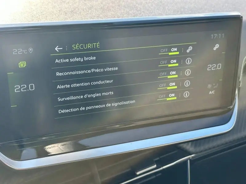Écran tactile du tableau de bord du Peugeot 2008 2022 affichant les options de sécurité activées.