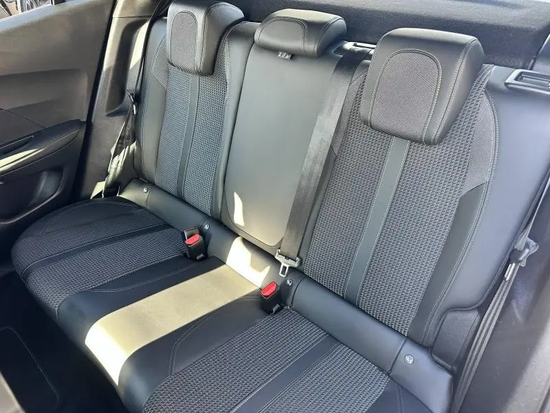 Vue rapprochée de la banquette arrière en tissu noir et gris du Peugeot 2008 2022, avec appuie-têtes et ceintures visibles.