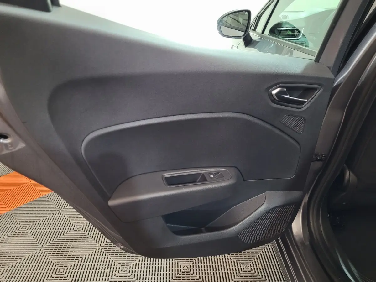 Vue intérieure de la porte arrière gauche gris foncé de la Renault Clio Evolution Blue dCi 100 -25 avec commande de vitre électrique.