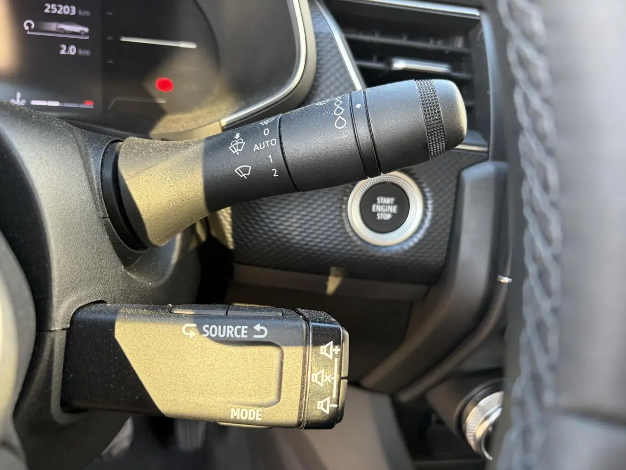 Gros plan sur la commande multimédia et le bouton start/stop du tableau de bord du Renault Arkana 2025.