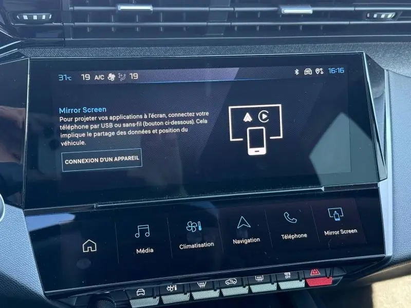 Écran tactile central du tableau de bord de la Peugeot 308 1.2 Hybrid 145ch Allure gris, affichant le menu Mirror Screen.