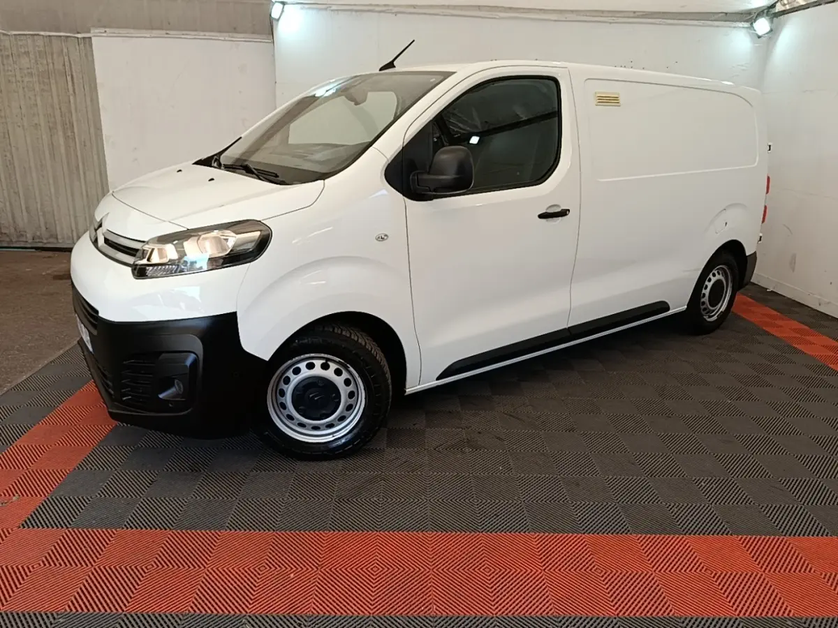 Vue 3/4 avant gauche d’un utilitaire Citroën Jumpy blanc avec pare-chocs noir et jantes acier en intérieur.