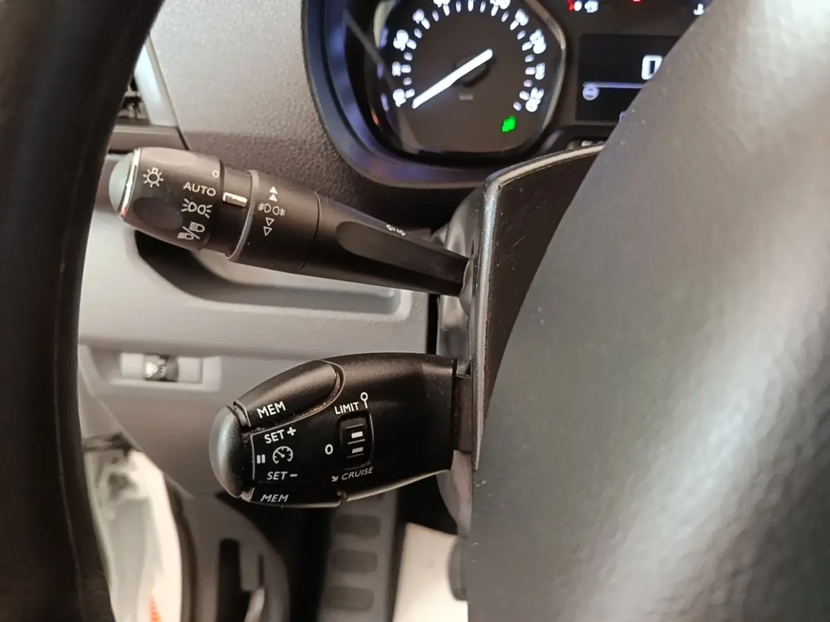 Vue rapprochée du volant et des commandes de régulateur de vitesse du Citroën Jumpy blanc, version 2021.