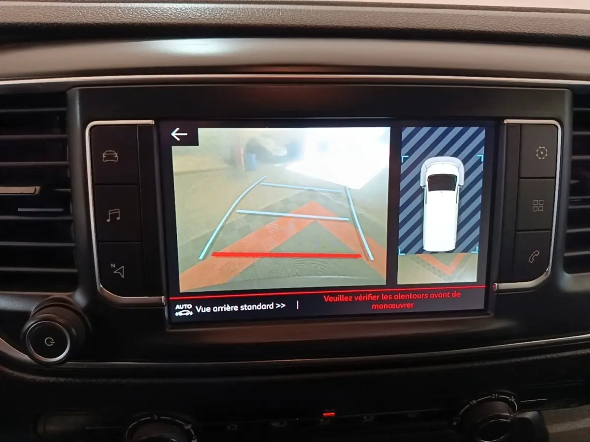 Écran tactile intérieur du Citroën Jumpy blanc 2021 montrant la caméra de recul et l’aide au stationnement.
