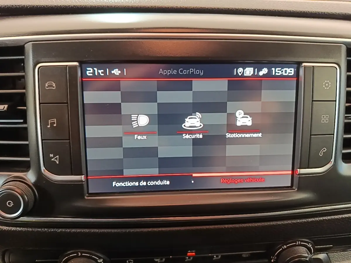 Écran tactile central du tableau de bord du Citroën Jumpy XS blanc, affichant les réglages de conduite.