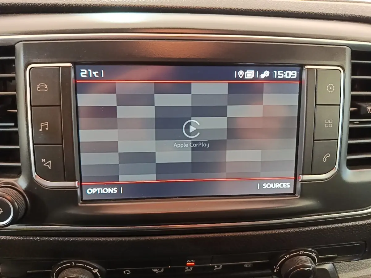 Écran tactile central affichant Apple CarPlay dans l'habitacle du Citroën Jumpy XS blanc, vue de face.