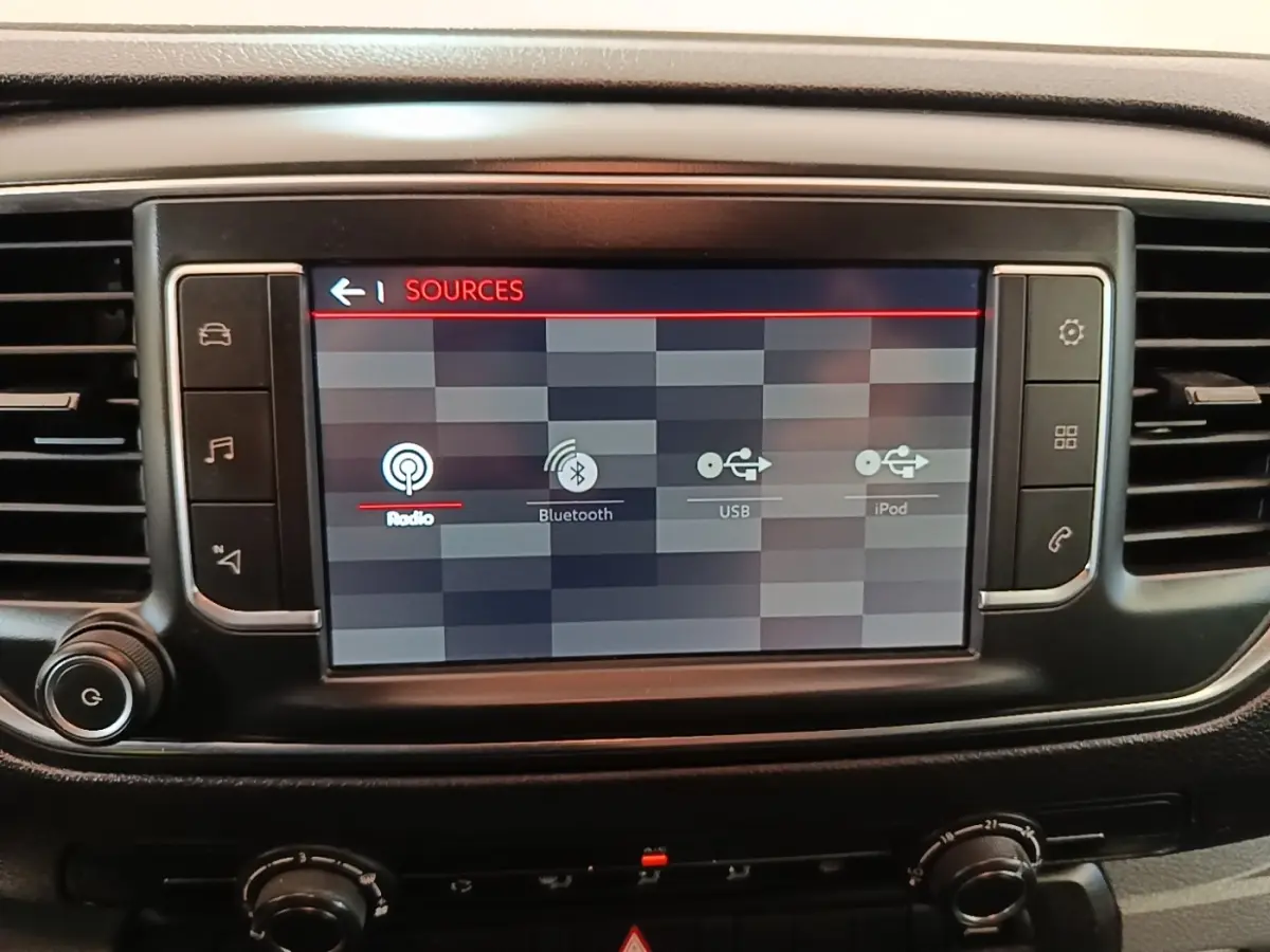 Écran tactile central du tableau de bord du Citroën Jumpy XS blanc, affichant les options de sources audio.