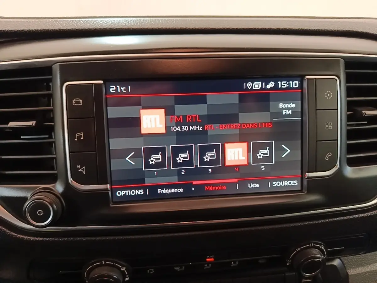 Écran tactile central du tableau de bord du Citroën Jumpy blanc, affichant la radio FM RTL à 15h10.