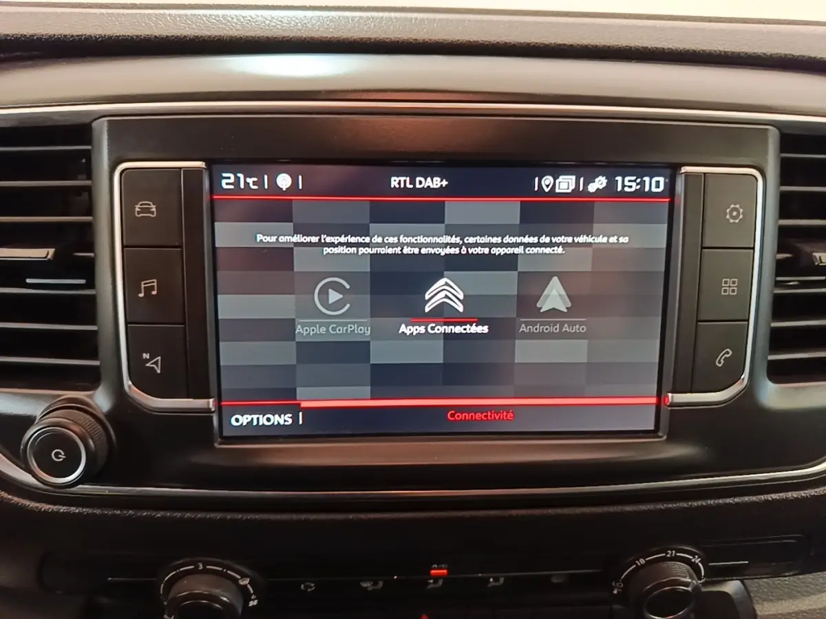 Écran tactile central du tableau de bord du Citroën Jumpy blanc, affichant les options Apple CarPlay et Android Auto.