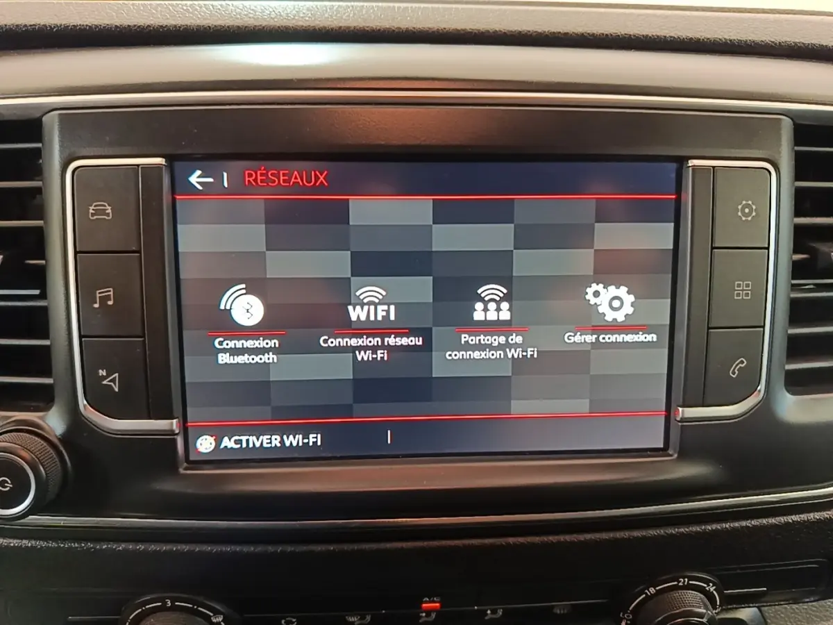 Écran tactile central du tableau de bord du Citroën Jumpy XS blanc, affichant les options de connexion Wi-Fi et Bluetooth.