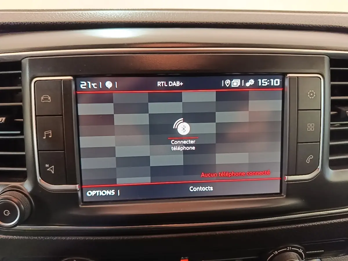 Écran tactile central du tableau de bord du Citroën Jumpy blanc, affichant la connexion téléphone Bluetooth.