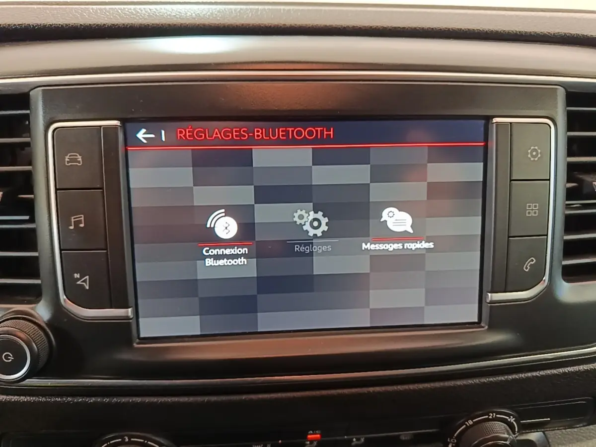 Écran tactile central du Citroën Jumpy blanc affichant le menu réglages Bluetooth en intérieur.