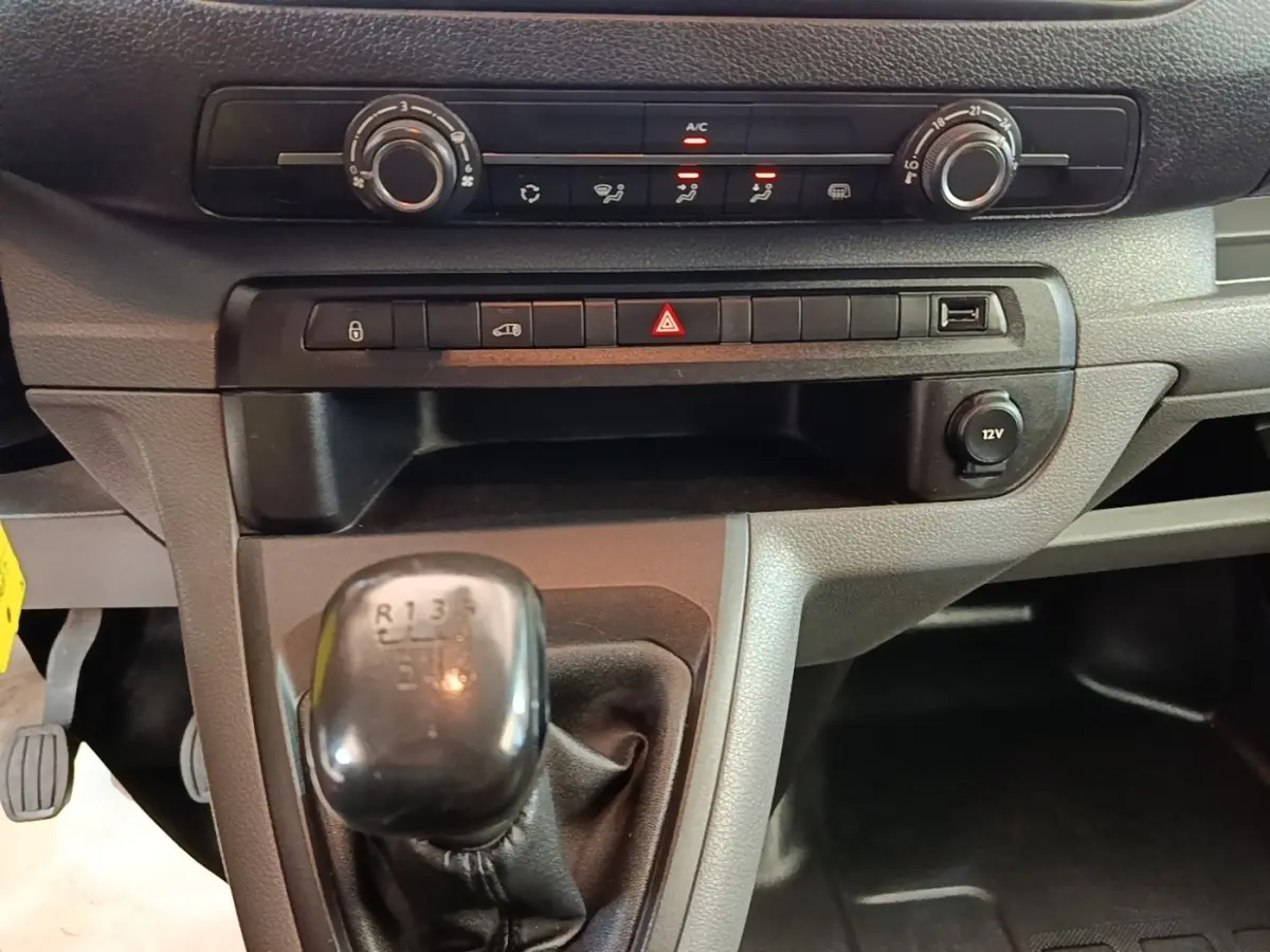 Vue rapprochée de la console centrale du Citroën Jumpy XS BlueHDi 120 2021 avec levier de vitesse manuel et commandes climatisation.