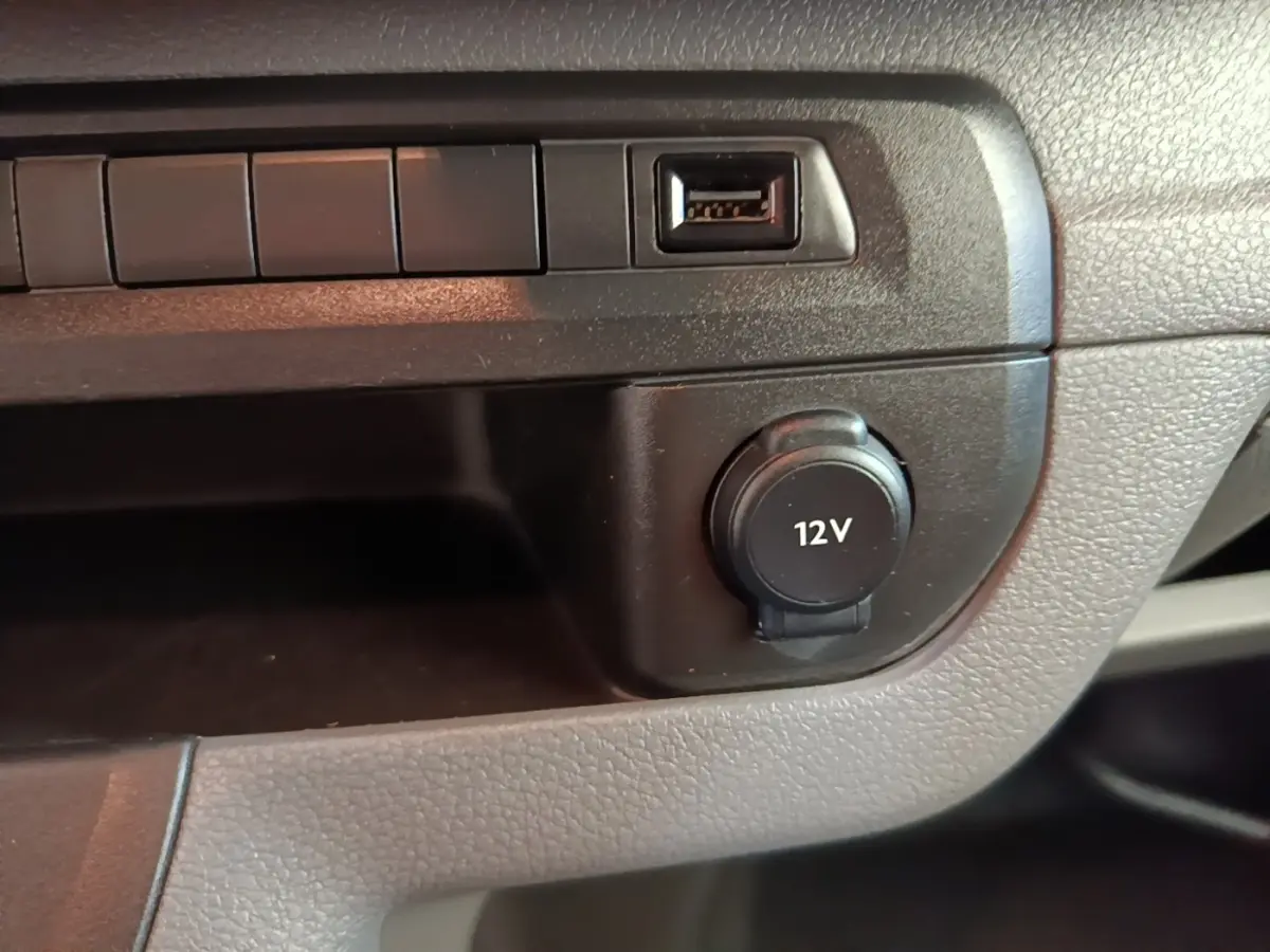 Gros plan sur la prise 12V et port USB du tableau de bord noir du Citroën Jumpy XS 2021.
