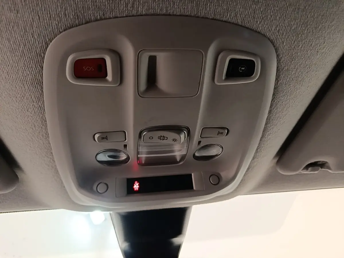Plafonnier intérieur gris clair du Citroën Jumpy XS BlueHDi 120 avec boutons SOS et éclairage, vue du conducteur.