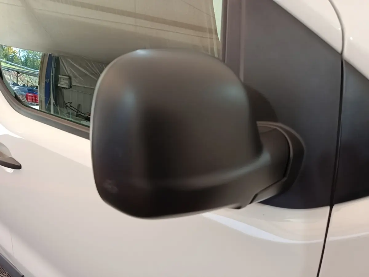 Gros plan sur le rétroviseur noir côté conducteur d’un Citroën Jumpy XS BlueHDi 120 blanc, vue latérale gauche.