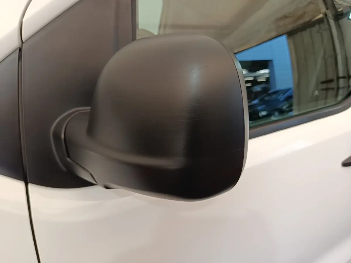 Gros plan sur le rétroviseur noir côté droit du Citroën Jumpy XS BlueHDi 120 blanc, vue latérale.