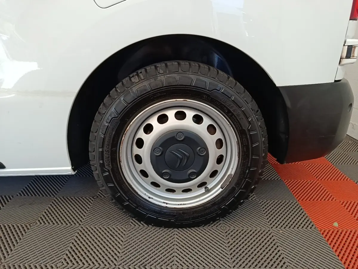 Gros plan sur la roue arrière droite acier avec logo Citroën d’un utilitaire blanc Citroën Jumpy XS.
