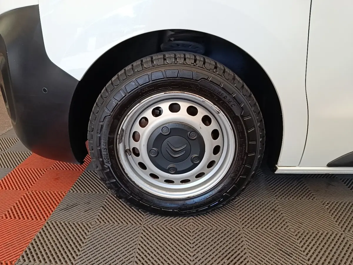 Gros plan sur la roue avant droite en jante acier du Citroën Jumpy blanc, avec logo Citroën au centre.
