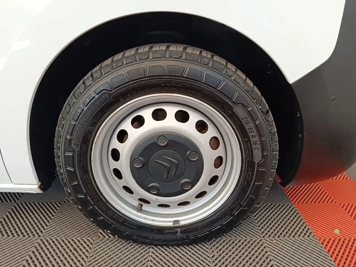 Gros plan sur la roue arrière droite blanche d’un Citroën Jumpy XS BlueHDi 120 avec jante acier et logo Citroën.