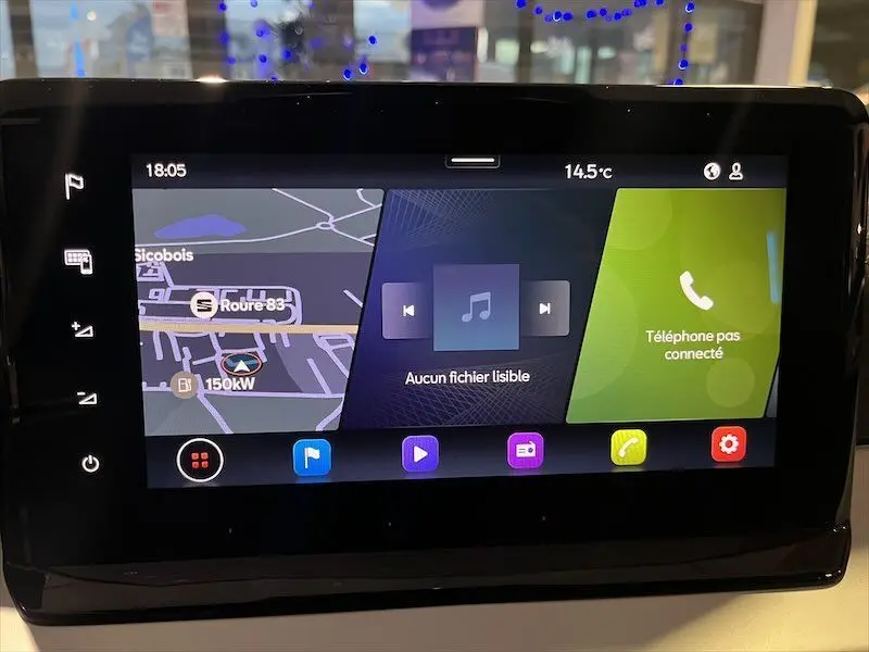 Écran tactile multimédia de la SEAT IBIZA 2024 affichant navigation, musique et téléphone non connecté.