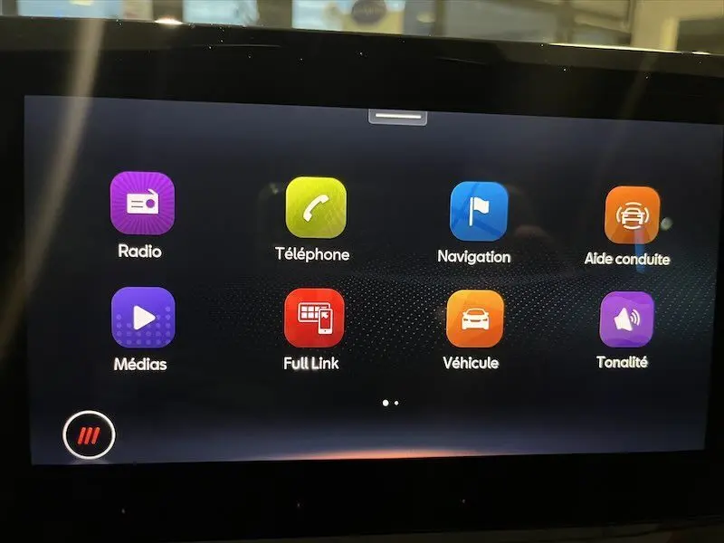 Écran tactile du système multimédia de la SEAT Ibiza 2024, affichant les icônes des fonctions connectées.