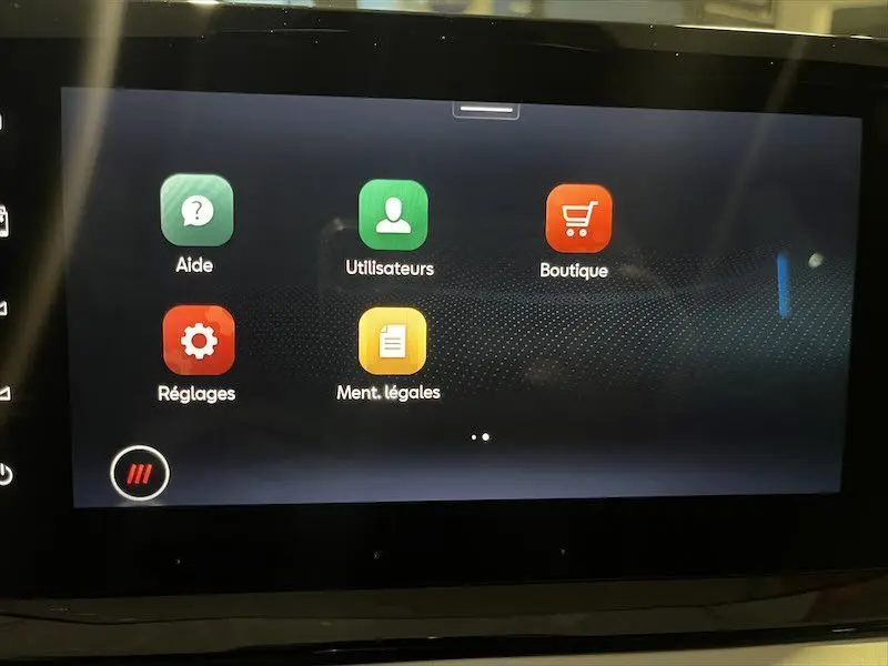 Écran tactile du système multimédia de la SEAT IBIZA 2024 affichant les options Aide, Utilisateurs, Boutique, Réglages et Mentions légales.