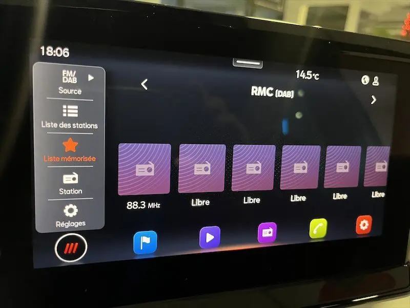 Écran tactile multimédia de la SEAT Ibiza blanc Nevada, affichant la radio DAB sur fréquence 88.3 MHz en intérieur véhicule.