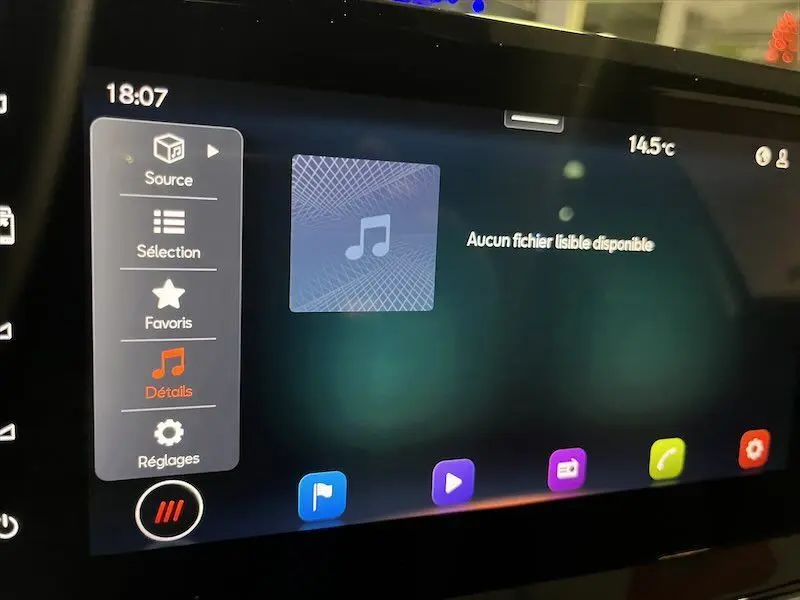 Écran tactile multimédia de la SEAT IBIZA 2024 affichant le menu audio sans fichier lisible, ambiance intérieure moderne.