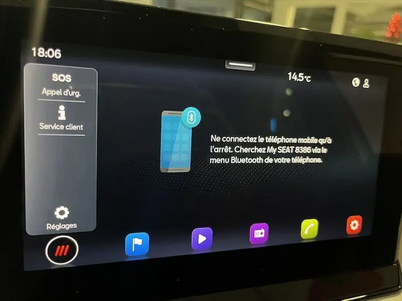 Écran tactile du système multimédia SEAT Ibiza 2024 affichant la connexion Bluetooth et options SOS à 18h06.
