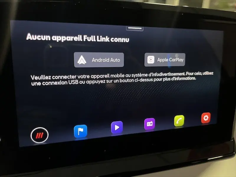 Écran tactile du système d'infodivertissement SEAT Ibiza 2024 affichant la connexion Android Auto et Apple CarPlay.