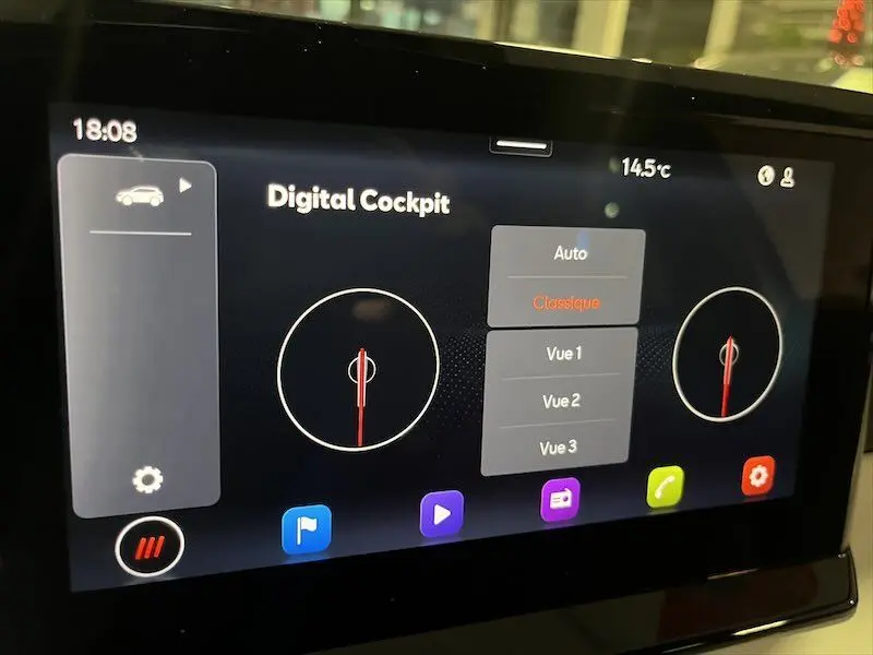 Affichage du tableau de bord numérique de la SEAT IBIZA 2024 avec interface digitale et commandes tactiles visibles