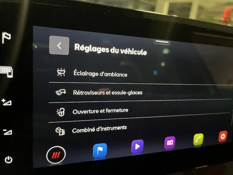 Écran tactile du système multimédia de la SEAT Ibiza 2024 affichant les réglages du véhicule en intérieur.