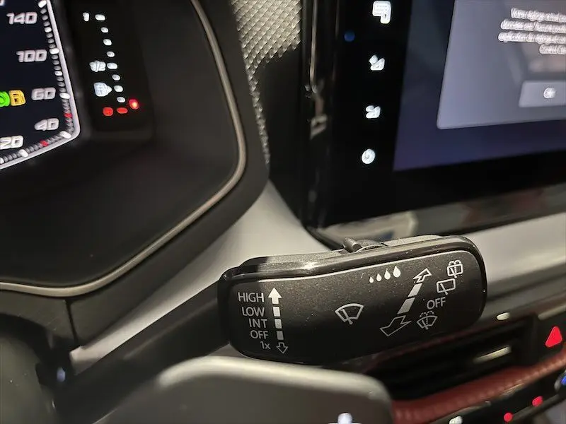 Gros plan sur la commande des essuie-glaces dans l'habitacle d'une SEAT Ibiza blanc Nevada 2024.