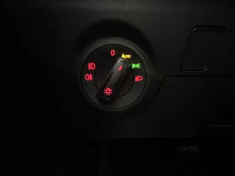 Gros plan sur le sélecteur d'éclairage du tableau de bord de la SEAT IBIZA 1.5 TSI 150CH DSG FR SPORT 2024.