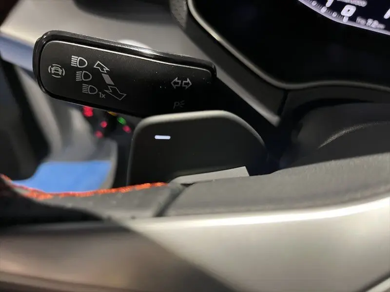 Gros plan sur la manette de clignotants et régulateur de phare dans l’habitacle d’une SEAT Ibiza blanche 2024.