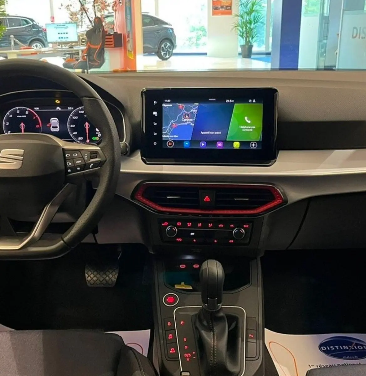 Intérieur de la SEAT Ibiza 2024 vue de face, tableau de bord avec écran tactile et volant multifonction.