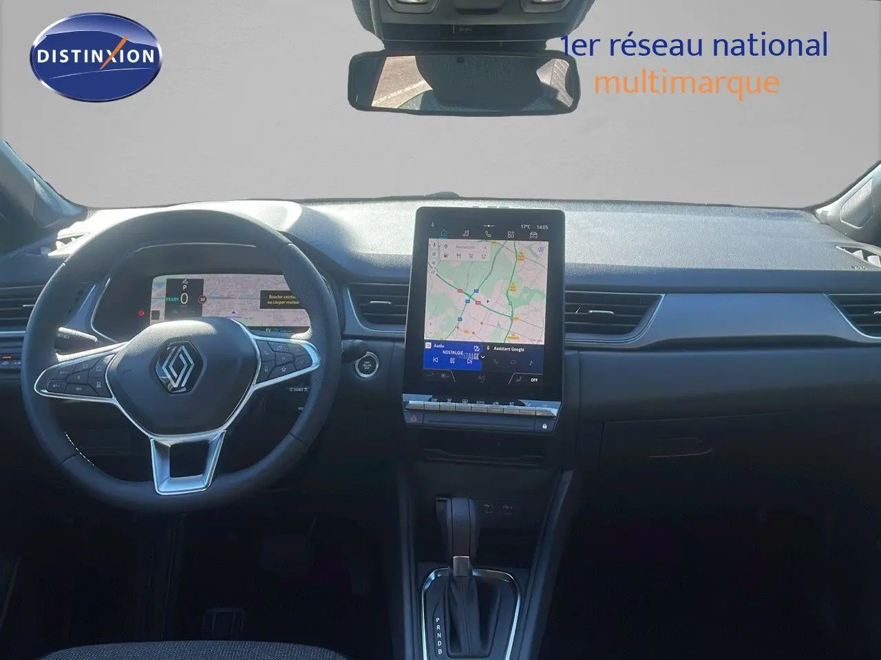 Vue intérieure frontale du tableau de bord du Renault Captur E-Tech hybride 2025 avec écran tactile et volant multifonction.
