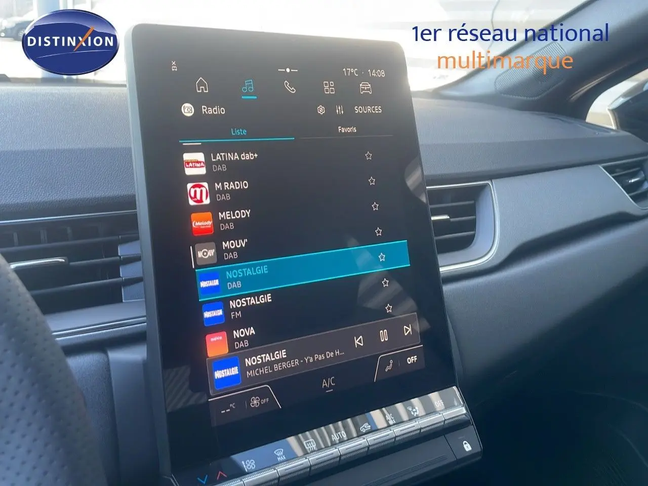 Écran tactile central affichant les stations radio dans l'habitacle du Renault Captur noir étoile métal.