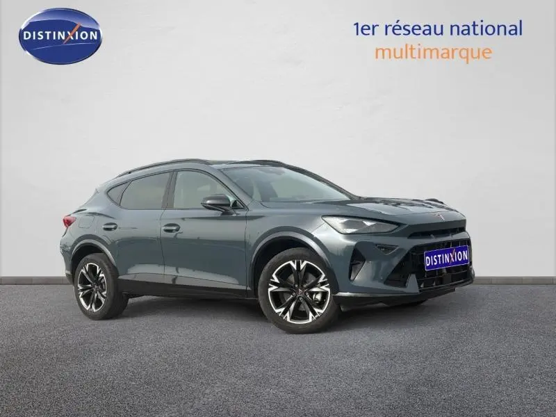 Vue 3/4 avant droit d'un CUPRA Formentor bleu Fjord 2025 avec jantes alu noires et calandre marquée.