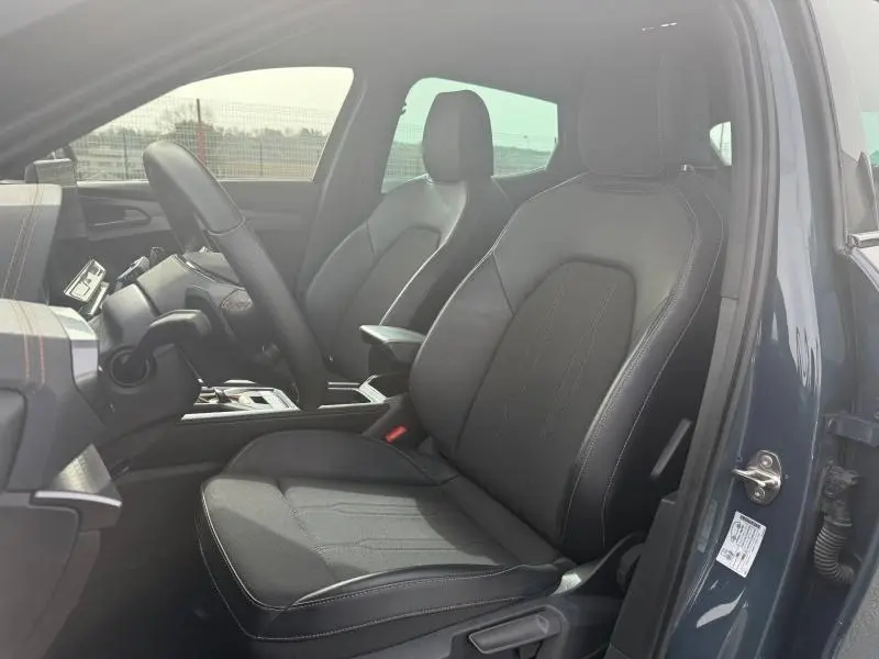 Vue intérieure côté conducteur du CUPRA Formentor bleu, mettant en valeur les sièges sport en textile et TEP noir avec surpiqûres contrastées.