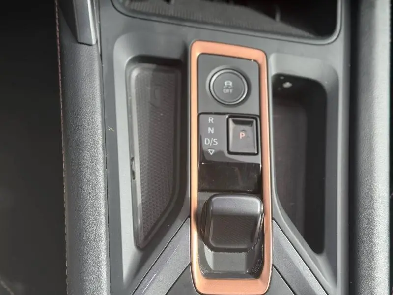 Vue rapprochée de la console centrale du CUPRA Formentor 2025 avec levier de vitesses automatique et contour cuivre.