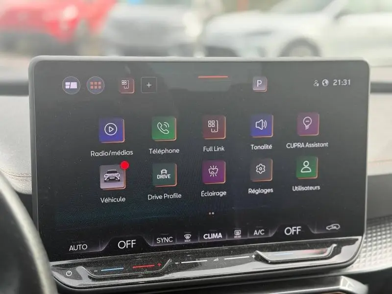 Écran tactile central du tableau de bord d'une CUPRA Formentor 2025 affichant le menu principal du système multimédia.