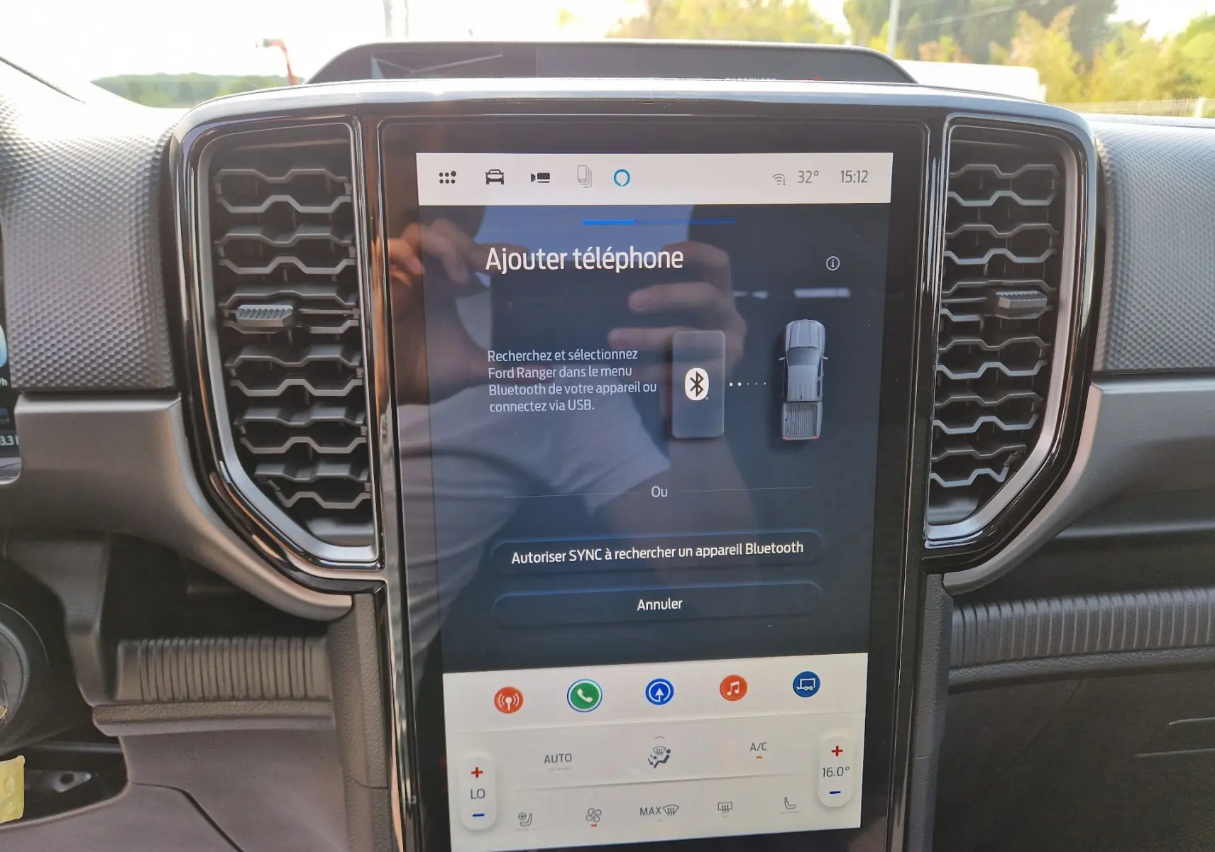 Vue rapprochée de l’écran tactile central du Ford Ranger Super Cabine 2026 avec interface Bluetooth et commandes climatisation.